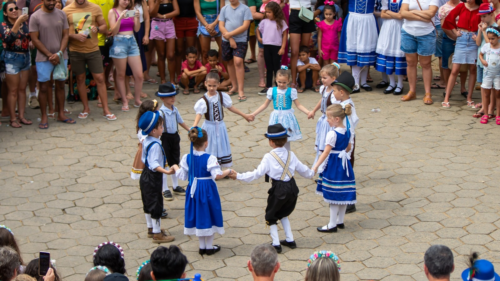 NOTÍCIA: Grupo infantil de danças folclóricas Lustige Kiner comemora um ano de alegria e cultura