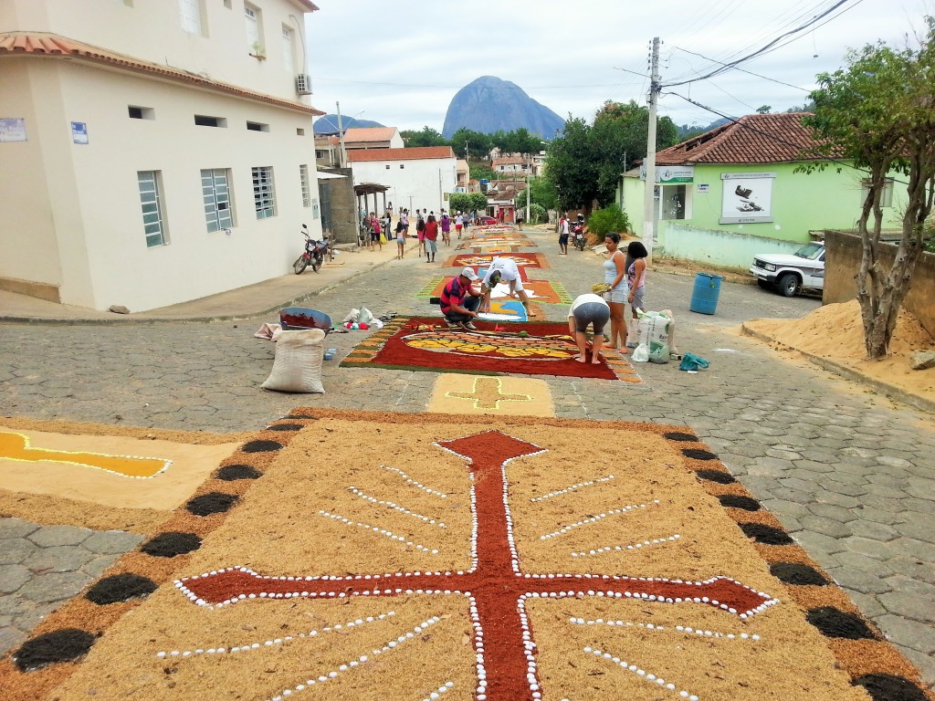 Este ano serão confeccionados cerca de 150 metros de tapetes sobre a rua de acesso à Igreja Matriz
