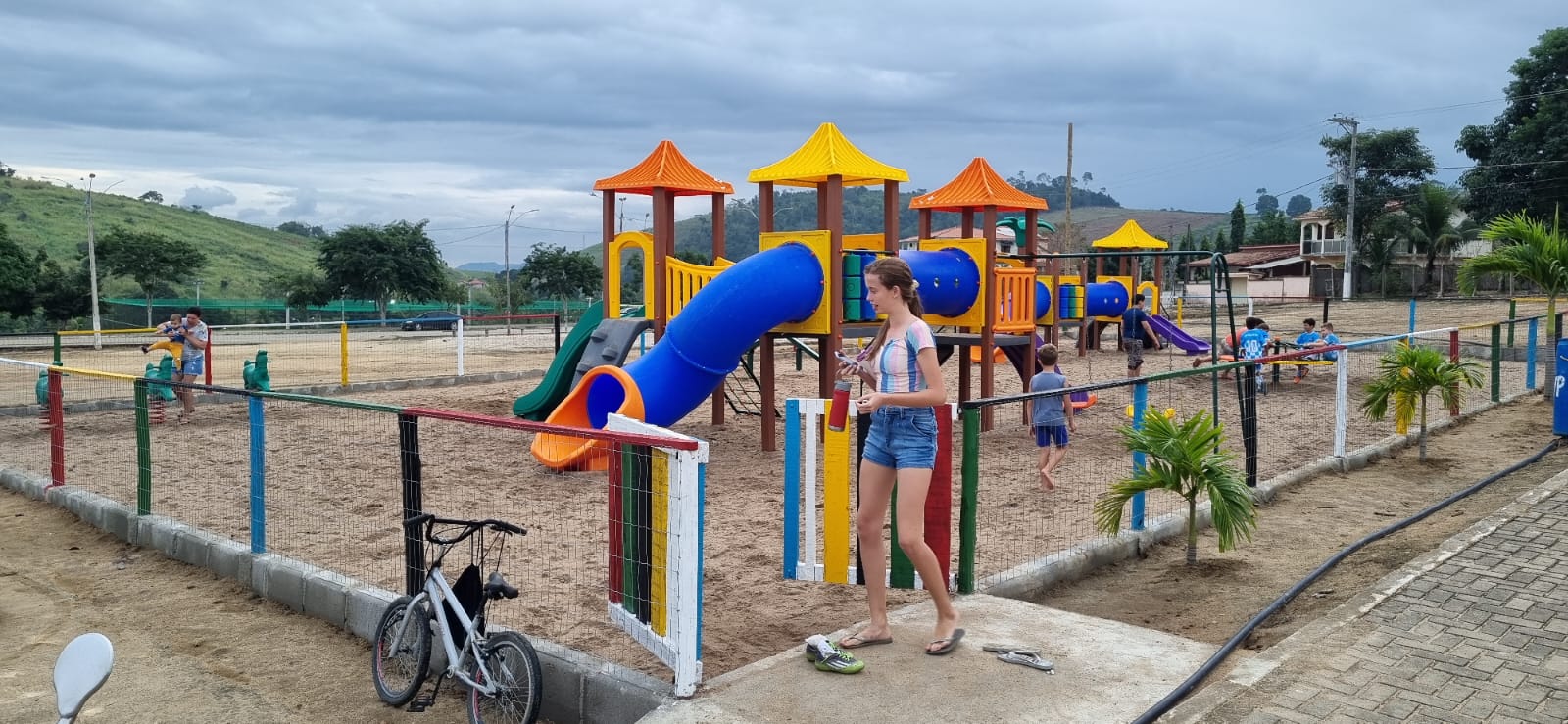 Cidade ganha novo espaço de lazer infantil com playground no Parque de Festas