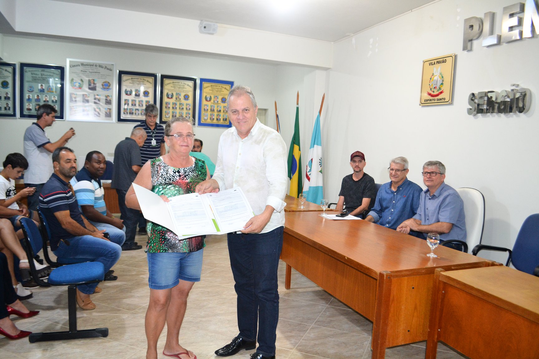 A produtora rural Isaura Krauser Reinholz recebeu das mãos do presidente do IDAF Mario Louzada o título de posse definitivo de seu imóvel