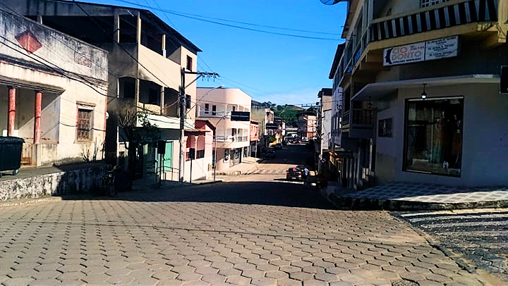 Ruas vazias e maioria dos comércios fechados no centro de Vila Pavão