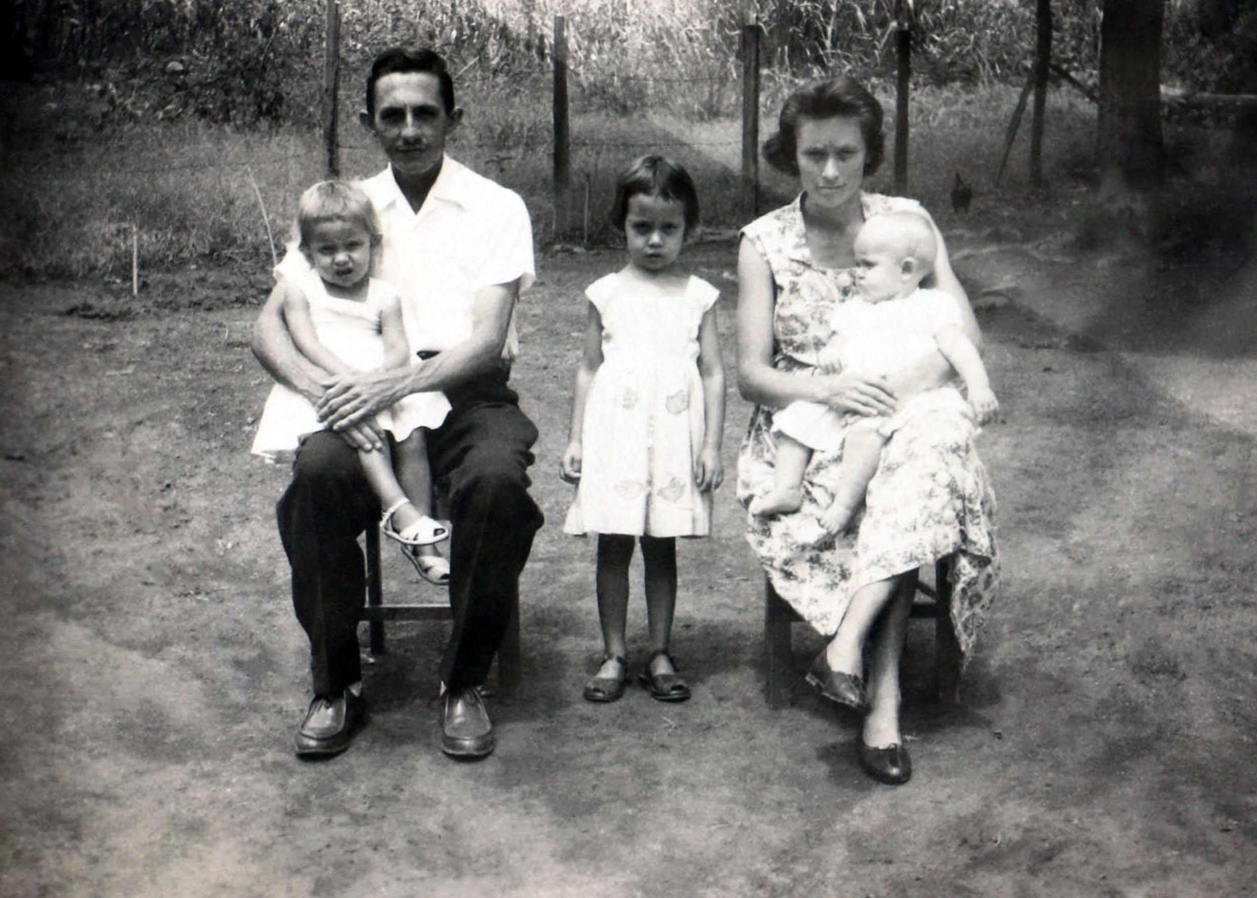 Adavir e Florentina Tesch Schneider,com suas filhas Erna, Norma e Fani