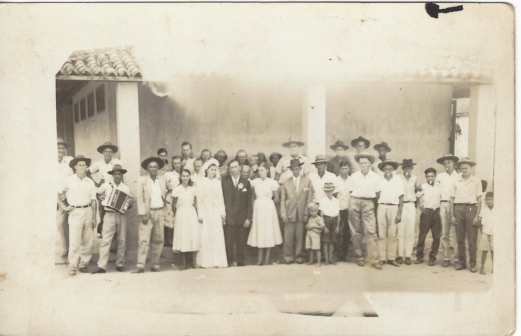 Casamento de Artur e Emilia, ao fundo escola de Vila Pavão