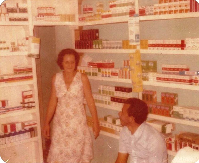 Dona Dete e Aldeque Ferrari na Farmácia, primeia farmácia de Vila Pavão.