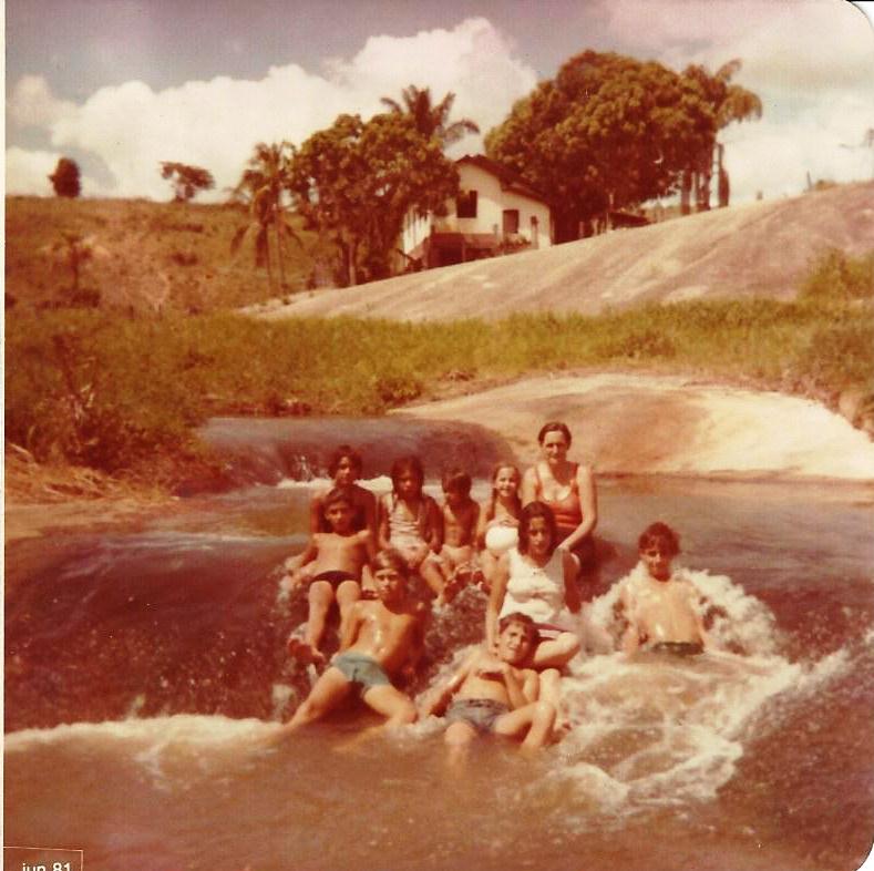 Dona Dete Ferrari em família na cachoeira do colônia do Córrego do Sossego