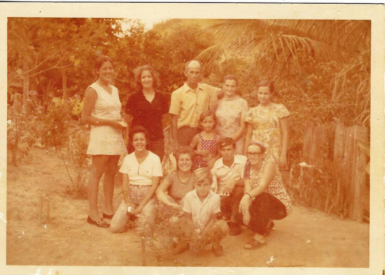 Valdir Buge e Frida Tones Buge, seus filhos Nellia, Nelda, Elmute, Valdenilton, Lucinete e amigos da família Toscano