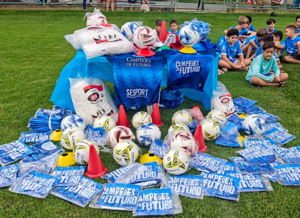 Imagem da notícia: Prefeitura Municipal, por meio da Secretaria de Esportes e Lazer, realiza entrega de materiais esportivos e fortalece atendimento a mais de 300 crianças em Vila Pavão