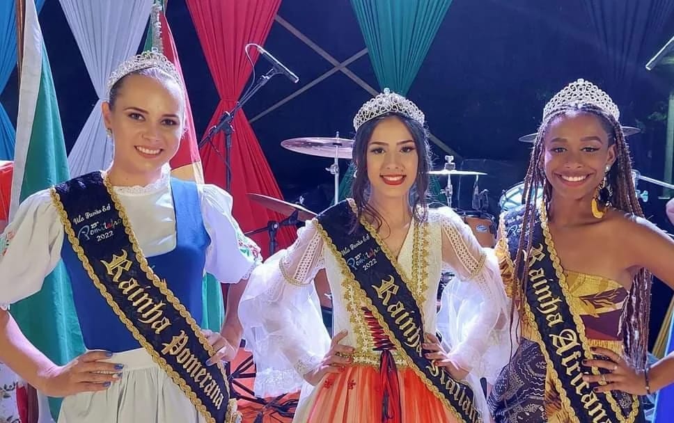 As rainhas eleitas, Patricia Krause (Pomerana), Emily Kethlim de Souza Dondoni (italiana) e Camila Santos de Oliveira (Afro-brasileira)
