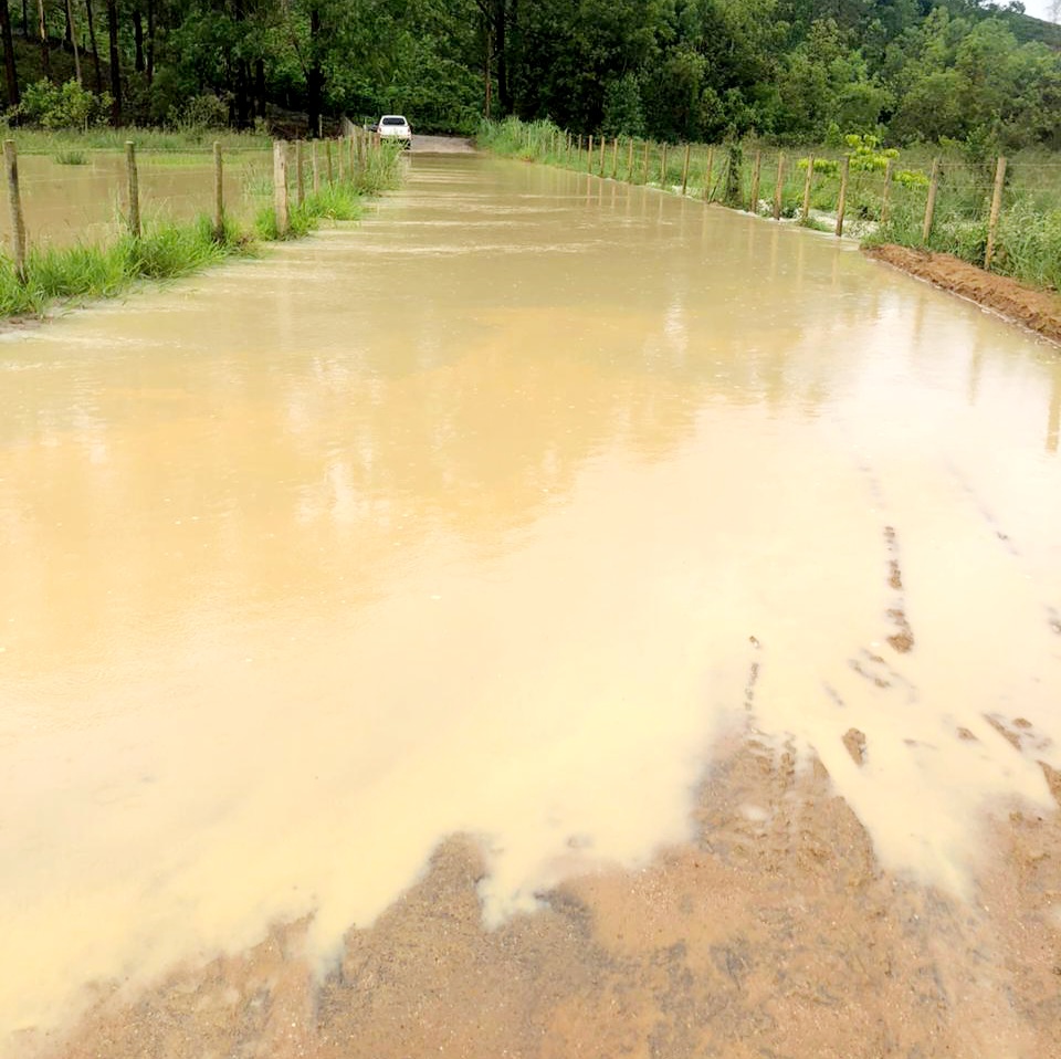 Chuva deixa produtores ilhados e estradas interrompidas no município. Há risco de rompimento de barragens
