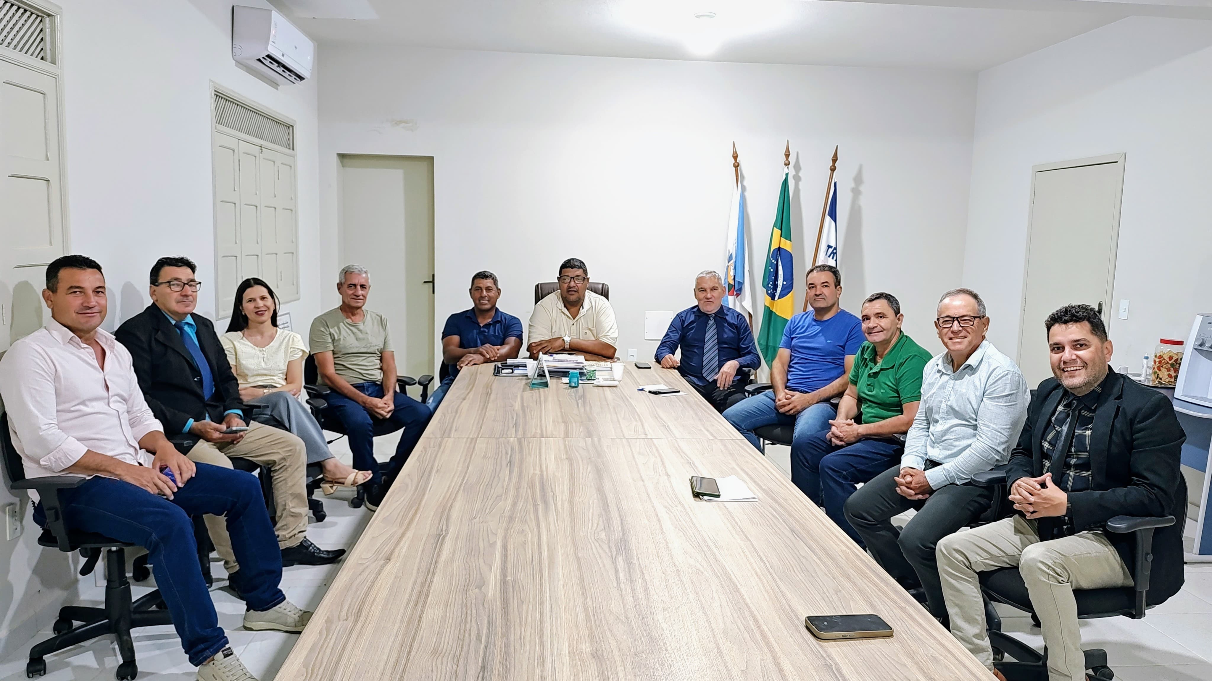 Imagem da notícia: Prefeitura e Câmara discutem melhorias salariais para operadores e motoristas