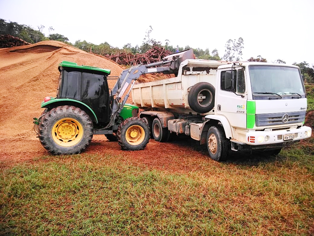 Serviço de transporte de palha de café para os agricultores foi intensificado
