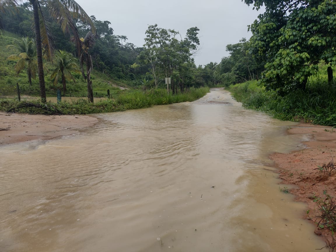 Chuva causa deslizamentos de terra, alagamentos, destruição de bueiros e bloqueio de estradas no interior do município