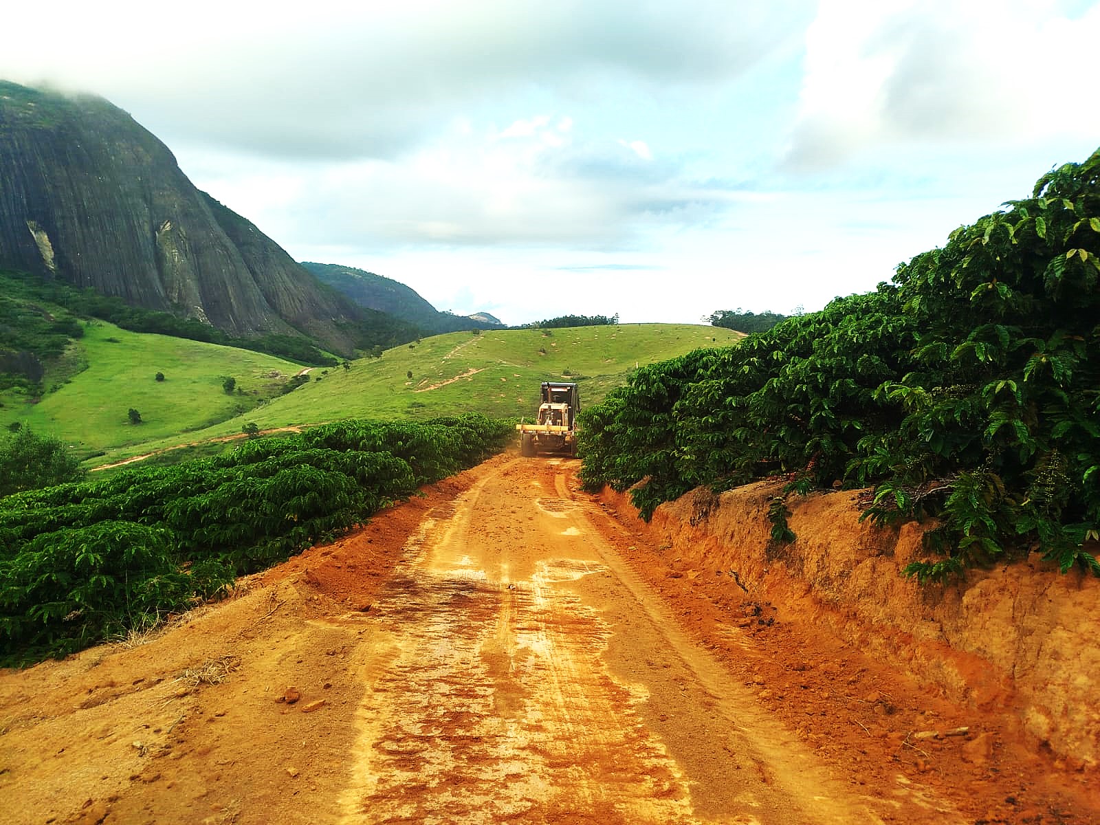 Imagem da notícia: Prefeitura intensifica recuperação de carreadores para garantir escoamento da safra cafeeira